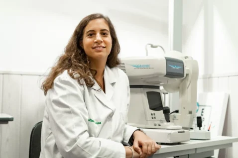 Alejandra Campillo Foix, especialista de Oftalmediq, junto a un autorrefractómetro Nidek en el gabinete de diagnóstico visual.