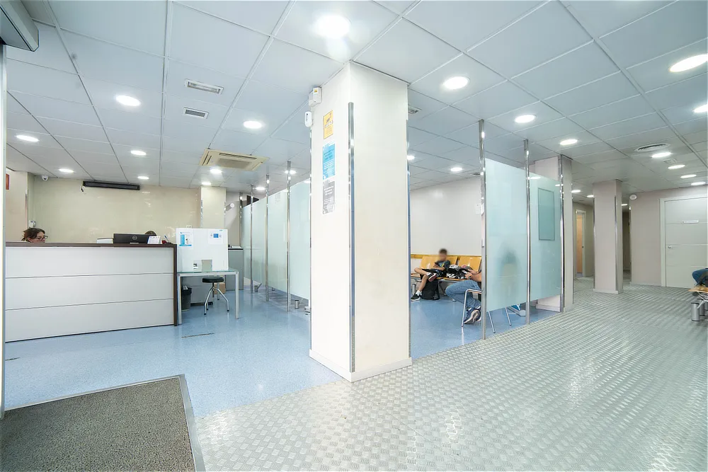 Boxes de atención y zona de recepción en Brugués Asistencial; diagnóstico y tratamiento de enfermedades oculares en Cerdanyola del Vallés.