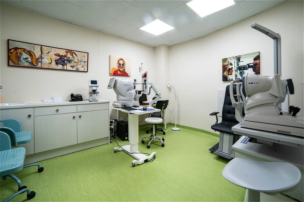 Gabinete de oftalmología pediátrica en Can Mora con equipos de diagnóstico ocular para niños; oculista infantil en Sant Cugat.