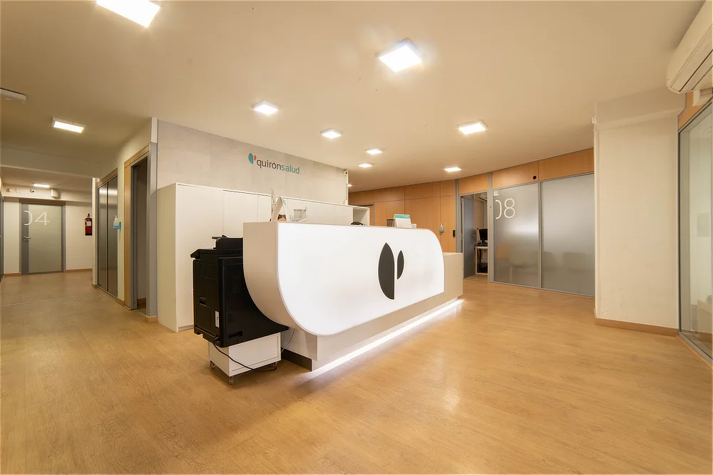 Recepción minimalista del Centre Mèdic Quirónsalud Rubí; especialistas en salud ocular y revisiones de la vista en Rubí.