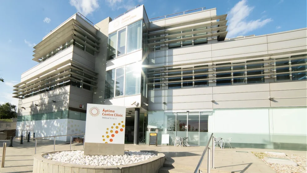 Entrada principal del centro Àptima Centre Clínic en Terrassa, donde se encuentra la consulta de oftalmología de Oftalmediq.