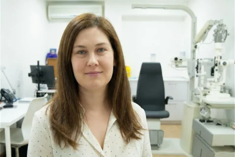 La Dra. Julia Martínez Malizia, oftalmóloga de Oftalmediq, en su gabinete médico preparada para realizar revisiones oculares.