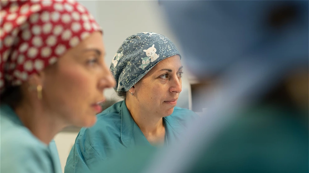 Equipo médico de Oftalmediq trabajando, con gorros quirúrgicos y uniformes sanitarios, representando el compromiso y la profesionalidad del personal oftalmológico.