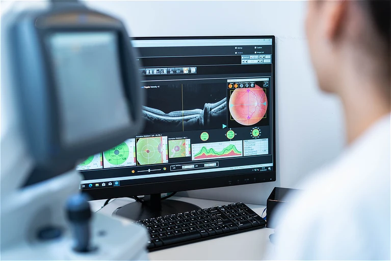 Análisis de imágenes retinianas en pantalla durante una exploración oftalmológica para el diagnóstico y seguimiento de patologías de retina.