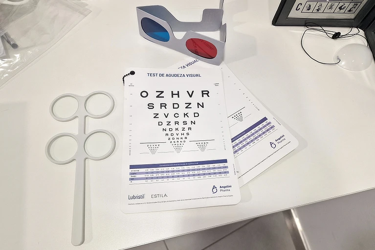 Material de evaluación en terapia visual con test de agudeza, gafas anaglíficas y herramientas optométricas utilizadas en consulta especializada.
