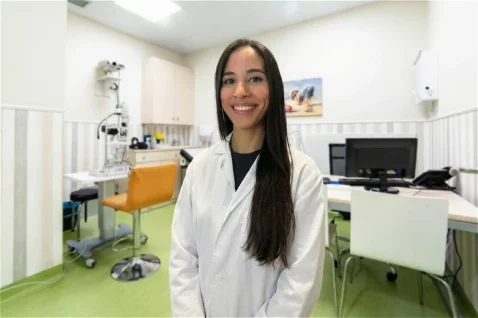María Teresa Carrión, especialista de Oftalmediq, en una consulta oftalmológica moderna y equipada para la atención personalizada.