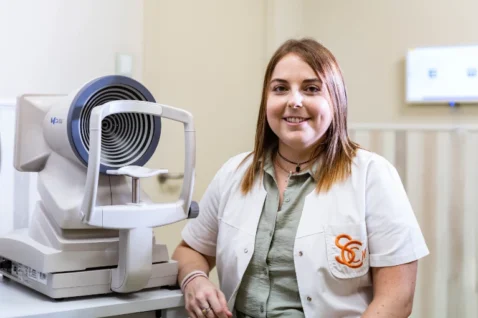 Maria Ballesta Sierra junto a un topógrafo corneal de alta precisión en las instalaciones de Oftalmediq.