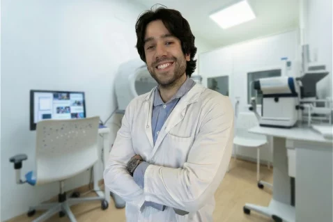 El óptico-optometrista Roberto Castro Seco posando en una sala de pruebas diagnósticas avanzadas de Oftalmediq.